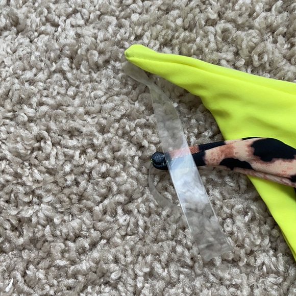 Bikini - Picture 3 of 10